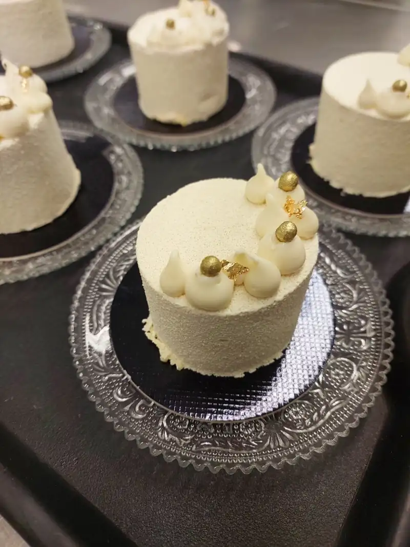 Entremets individuais de acabamento aveludado com pérolas douradas