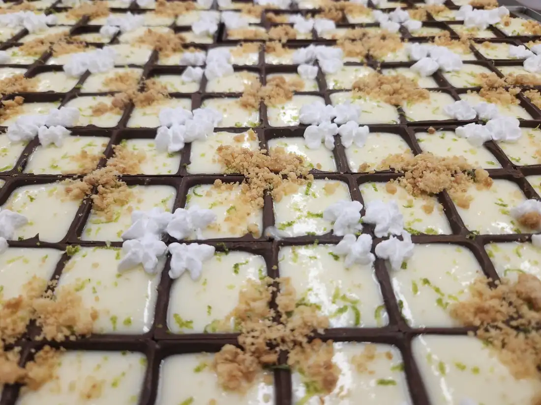 Bombons em grade na produção