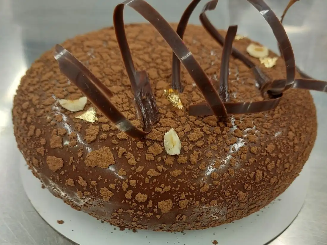 Bolo de chocolate com fitas de chocolate e amêndoas