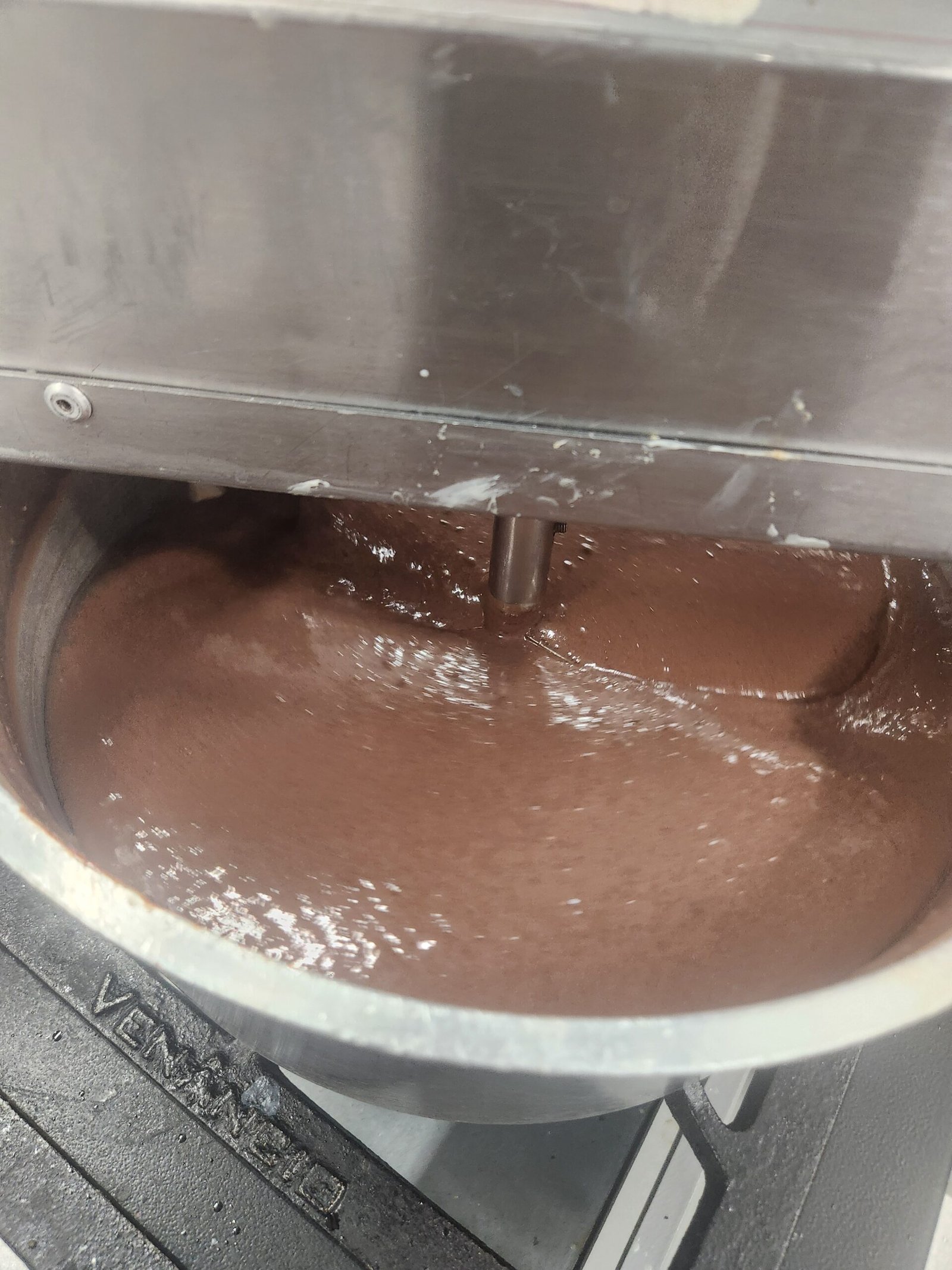 Brigadeiro sendo preparado em batedeira industrial, massa lisa e brilhante