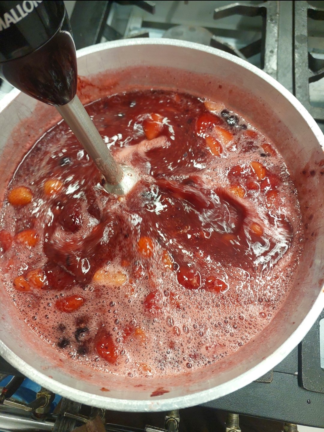 Purê de frutas batido com mixer de imersão em pulsos curtos — mesma técnica usada para não fragmentar sementes e evitar amargor