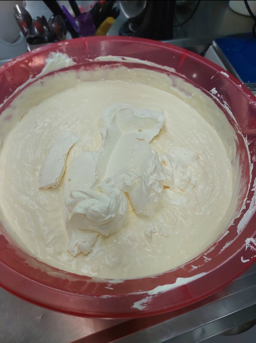 O momento do fold: ilhas de chantilly ainda visíveis sendo incorporadas ao creme de confeiteiro