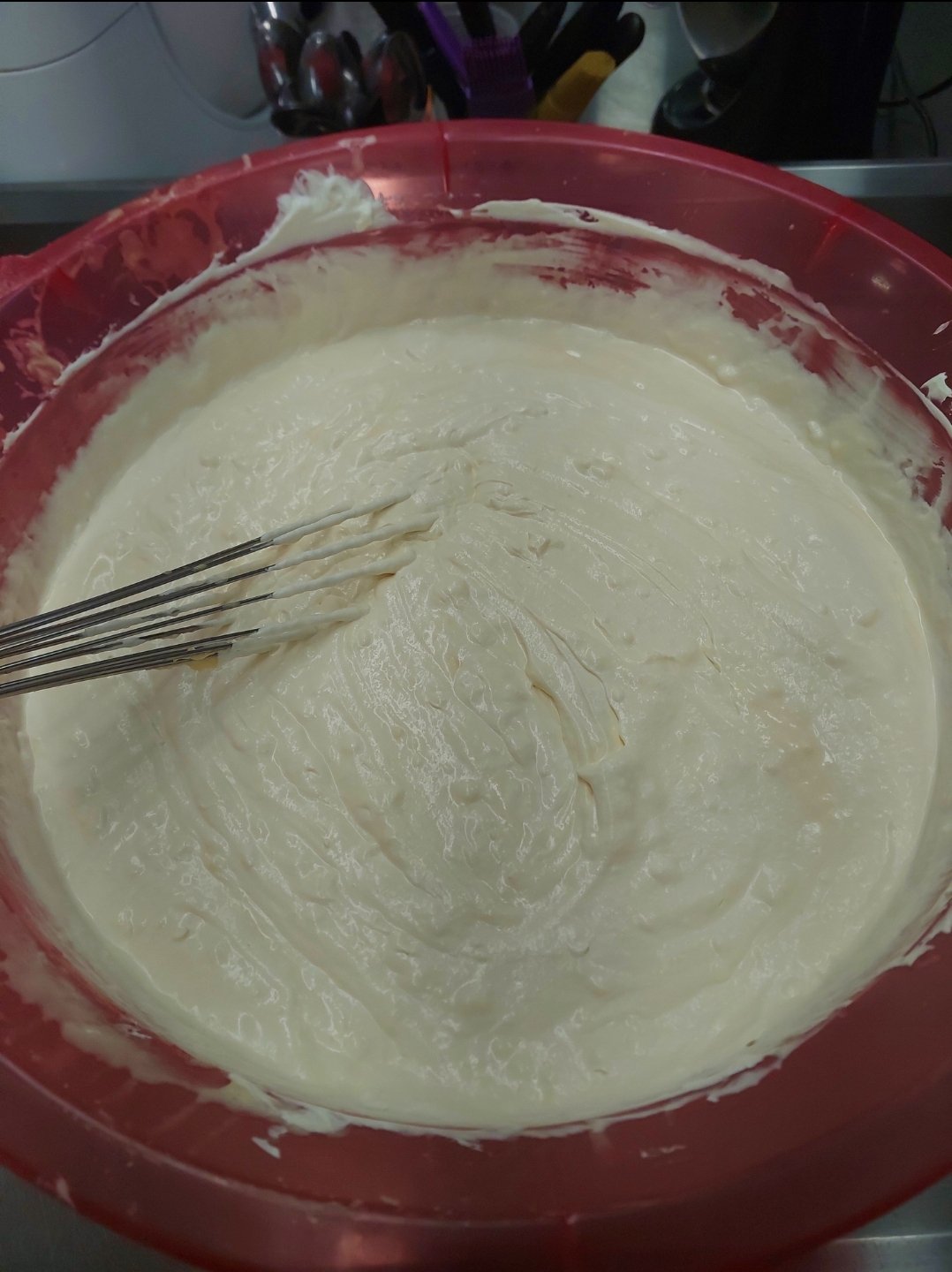 Creme diplomata pronto, totalmente homogêneo, sem nenhuma listra branca de chantilly visível