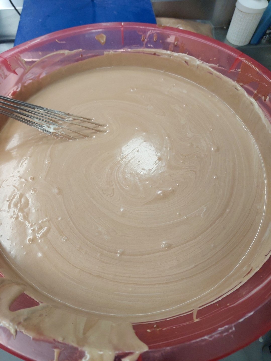 Chocolate derretido e batido, liso e fluido, sem casca na superfície — sinal de temperatura correta