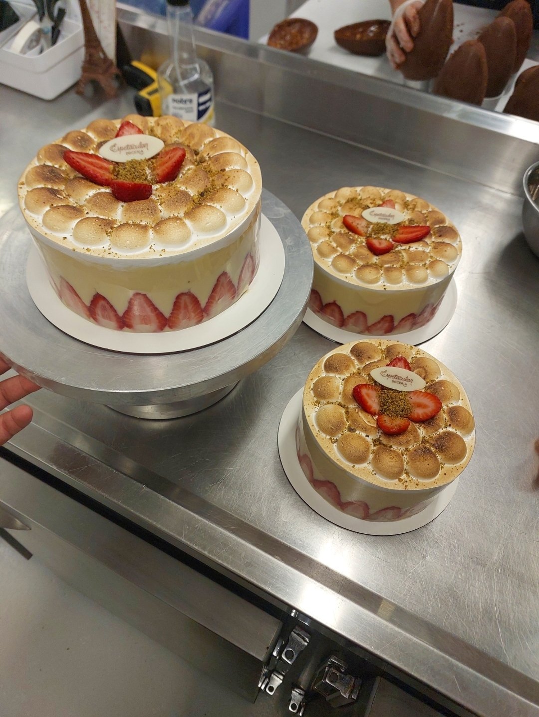 Fraisier de tamanho tradicional ao lado de duas versões individuais, mesma estrutura em escalas diferentes