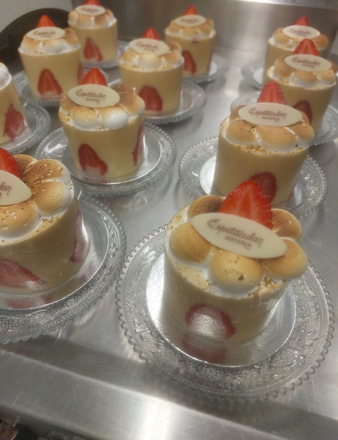 Fraisiers individuais lado a lado, morangos de tamanho uniforme rente à base do aro
