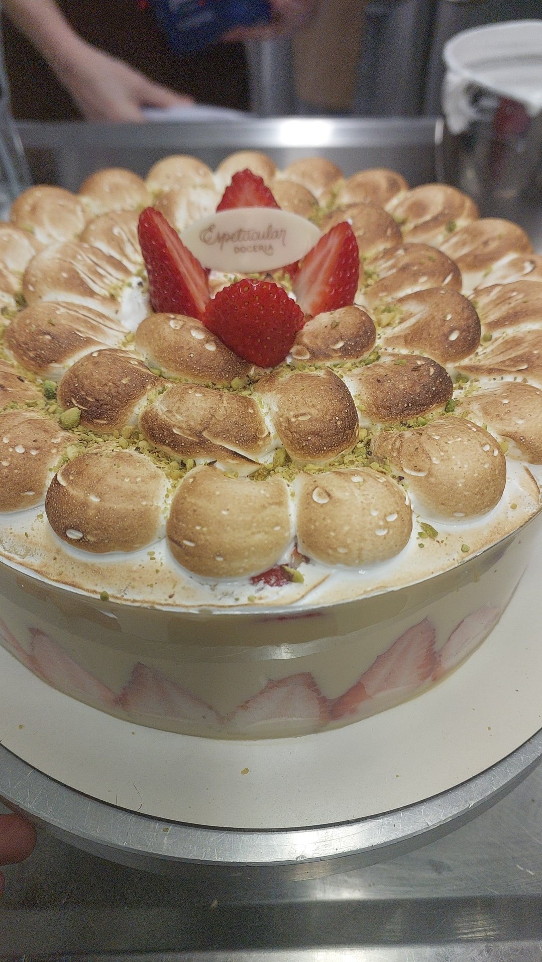 Topo do fraisier fechado com suspiro maçaricado, variação real de cobertura em vez do disco clássico de pasta de amêndoas