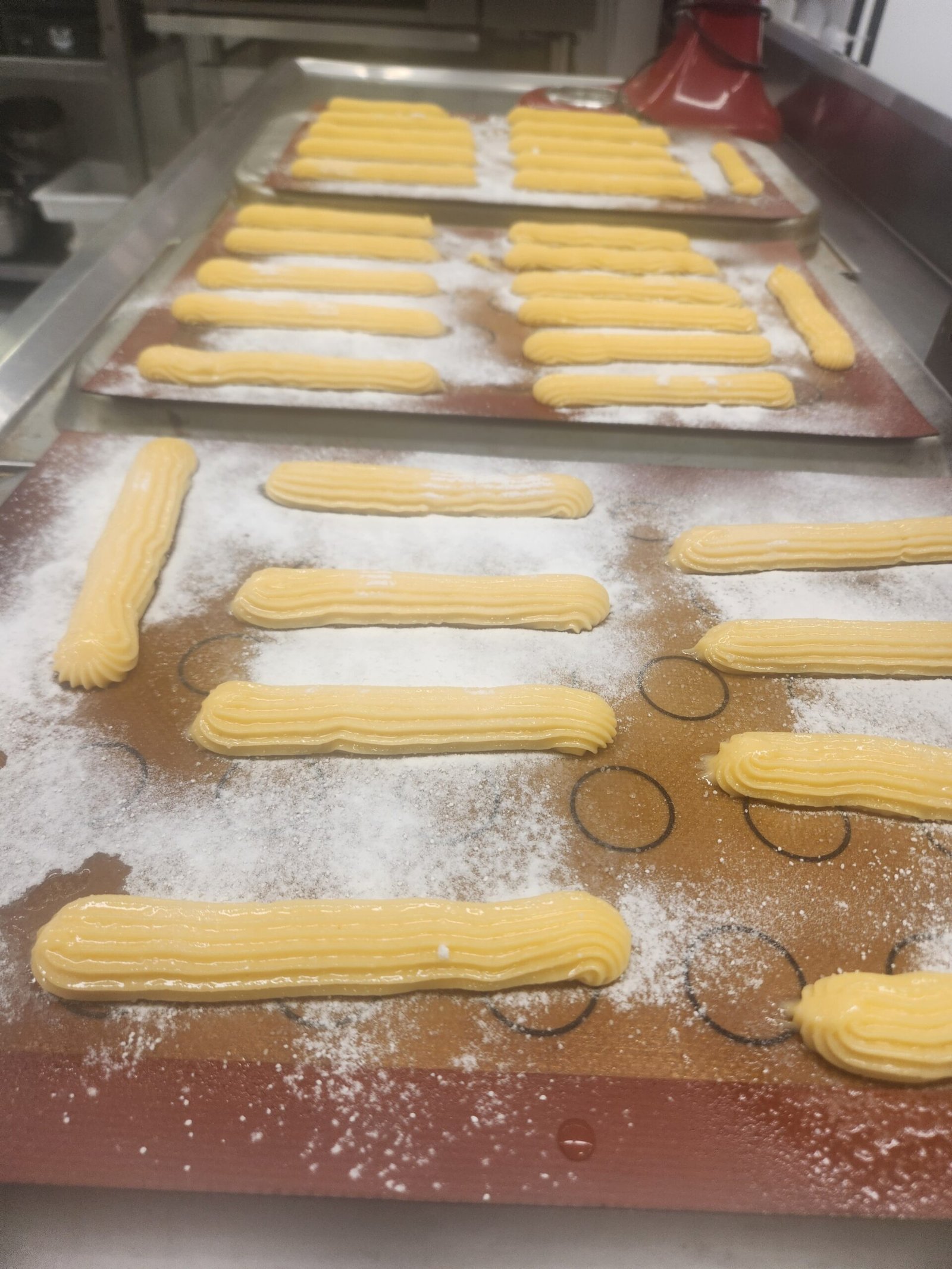 éclairs pipados com bico estriado, espessura uniforme, prontos para assar