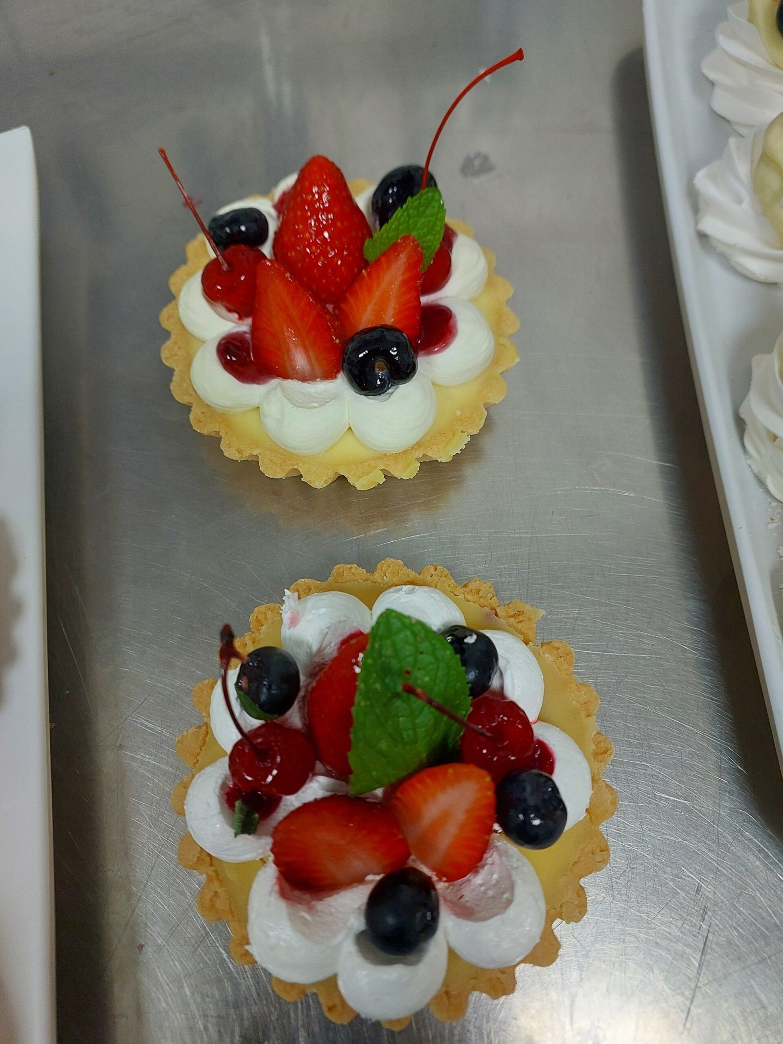 torta de frutas frescas fica com o fundo embatumado