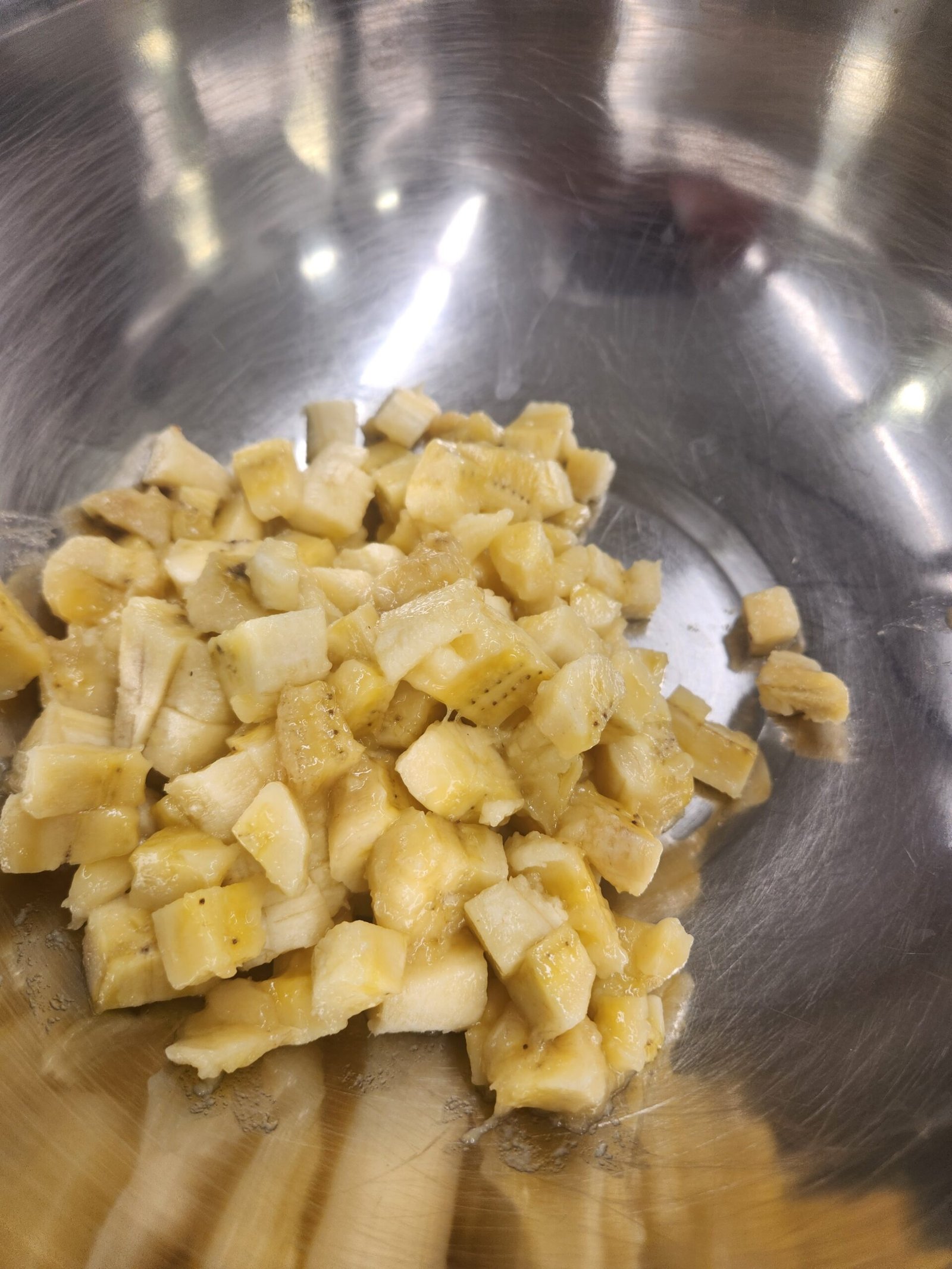 Banana cortada em cubos uniformes, prontos para caramelizar em calor alto e tempo curto