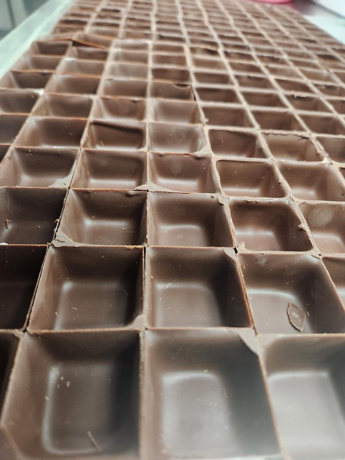 Chocolate cristalizado em produção