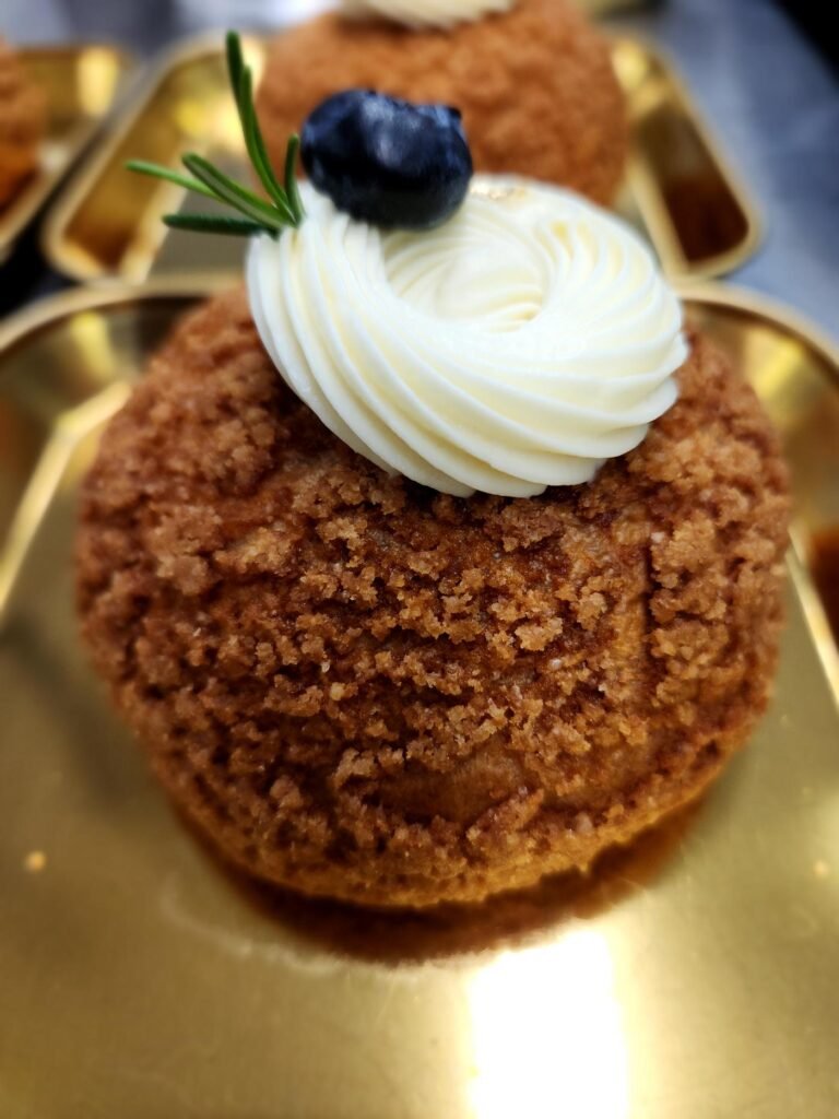 Choux com craquelin em producao profissional