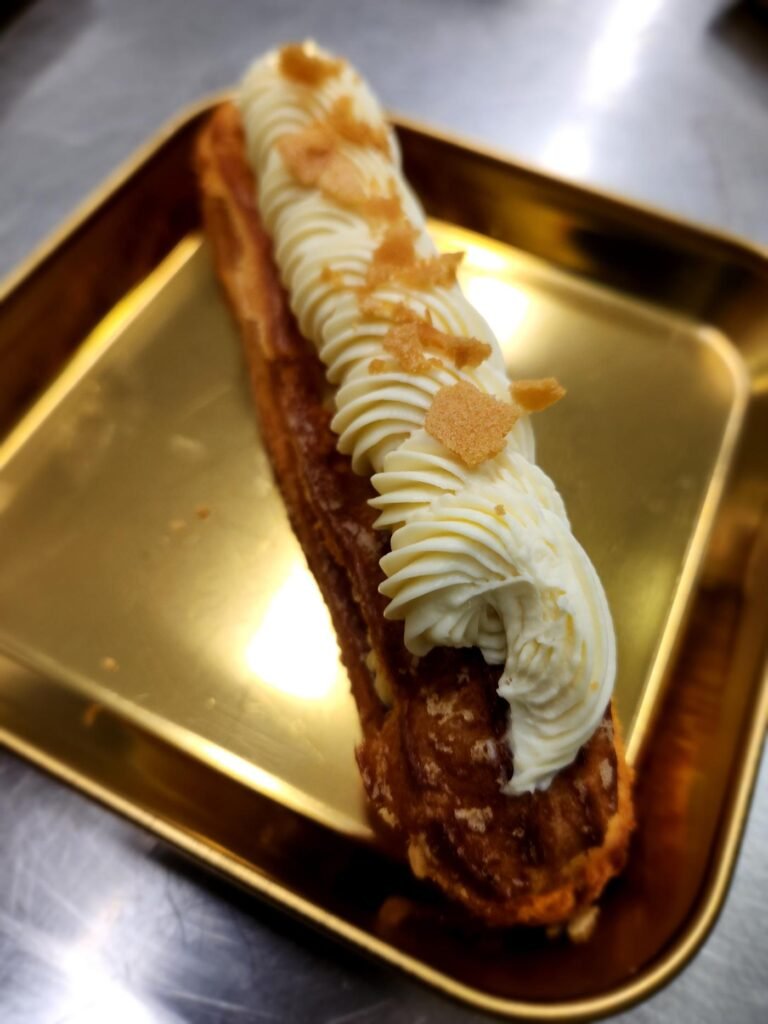 Eclair finalizado em bancada profissional