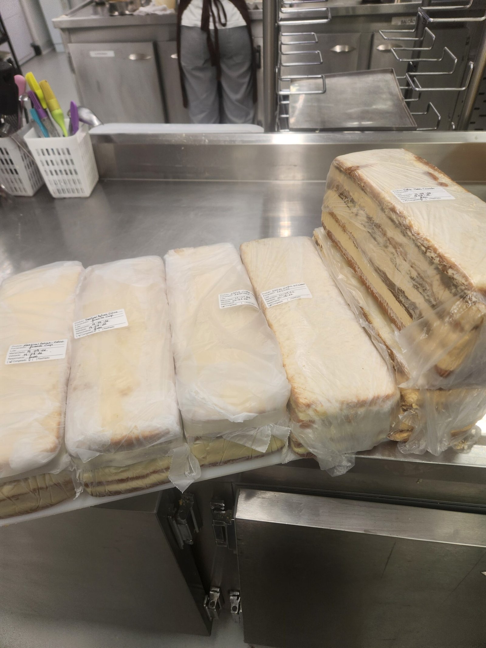 bolos do festival de fatias armazenados refrigerados em prateleira