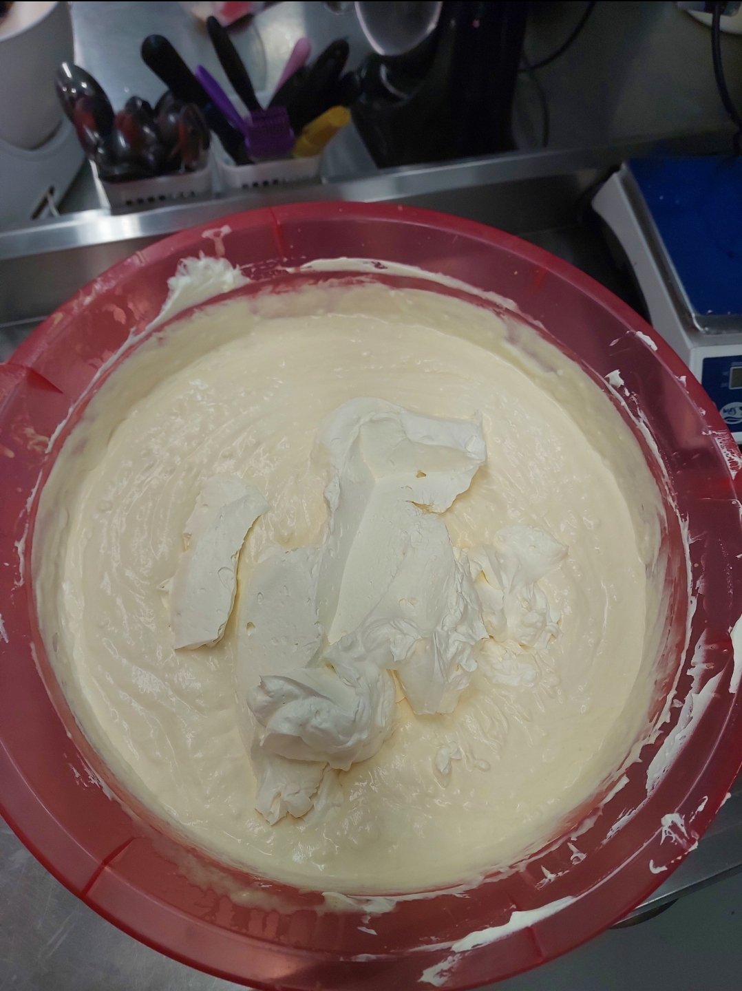 porções de creme batido semi-montado, mostrando a textura que ainda se espalha em vez de entrar em blocos (substituto aproximado)