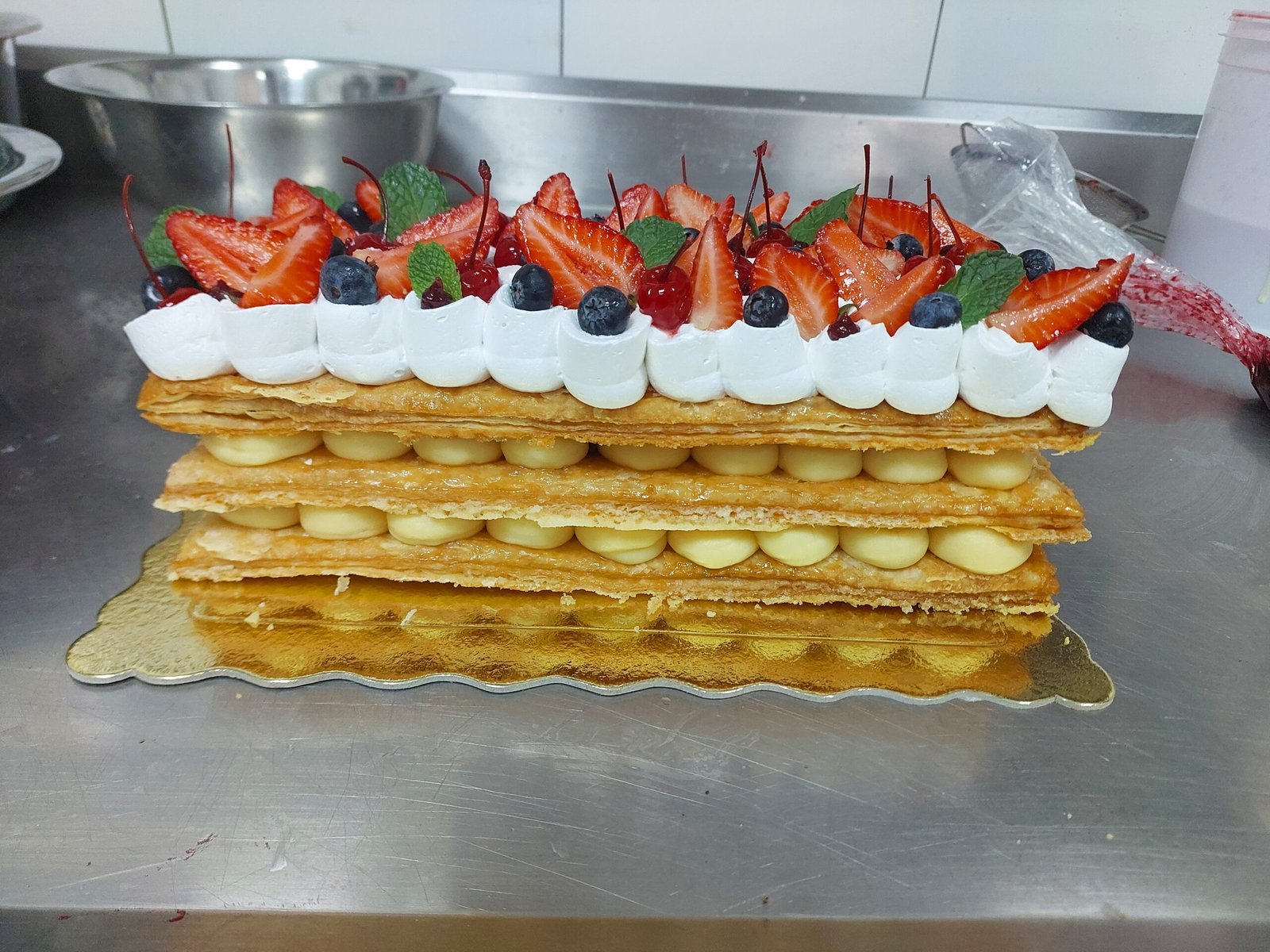 Mille-feuille montado: folhado crocante encostado direto no creme de confeiteiro, a situação clássica de migração de umidade entre camada seca e úmida.
