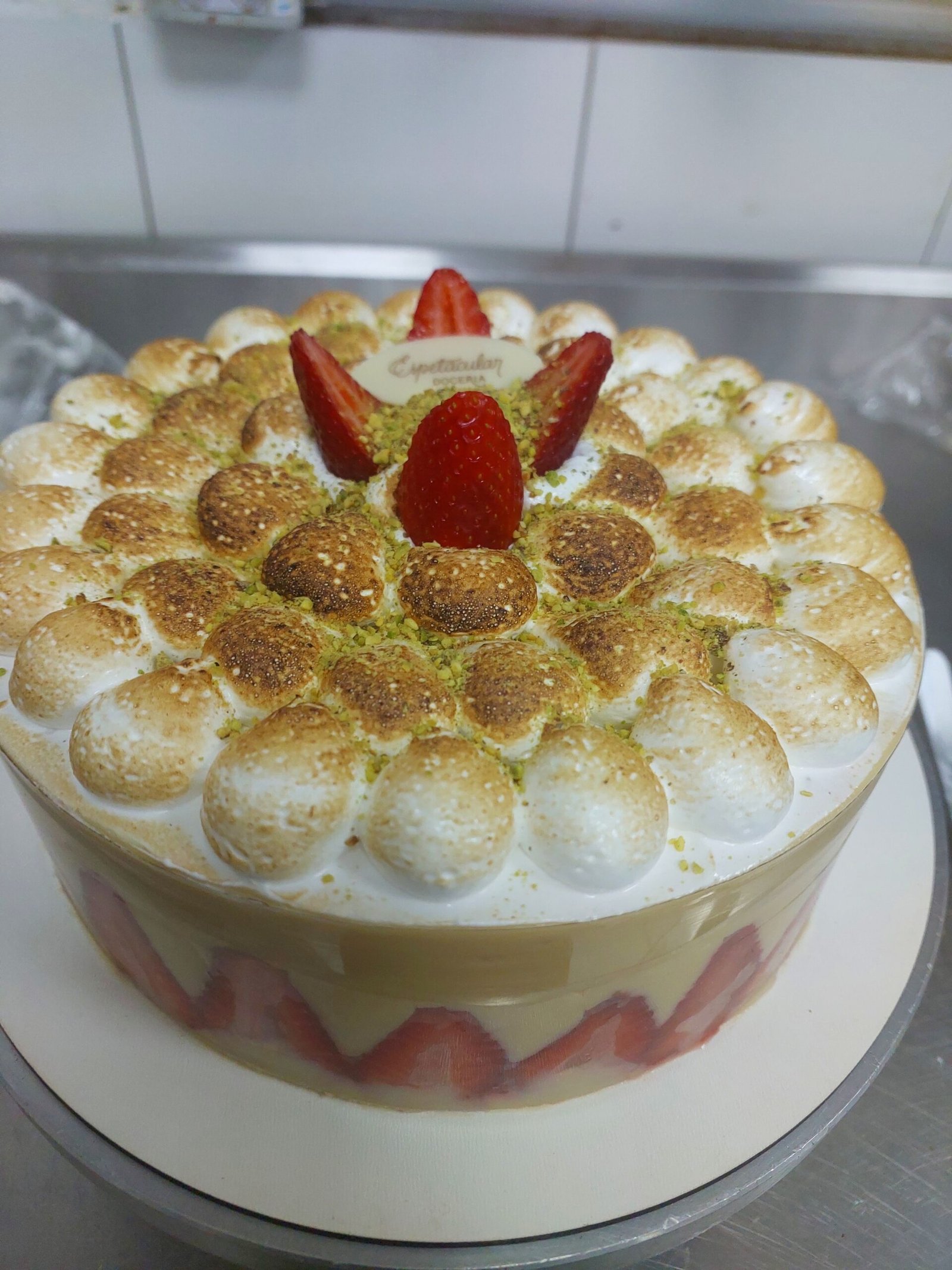 Acabamento de merengue e frutas no topo: peso distribuído por toda a superfície, não concentrado no centro.