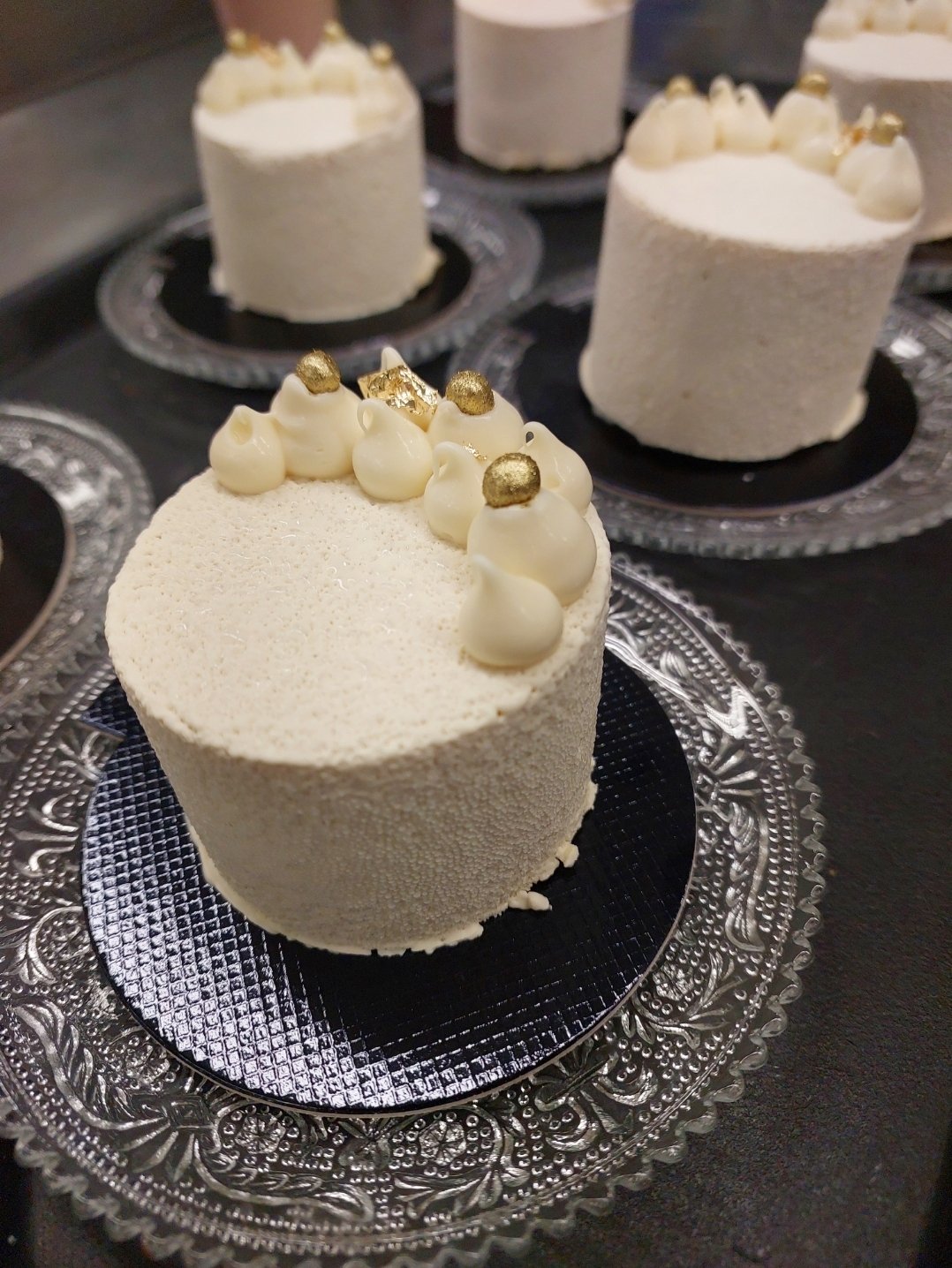 peças frias individuais com aresta superior definida e lateral vertical (substituto aproximado: entremet com veludo, não cheesecake)
