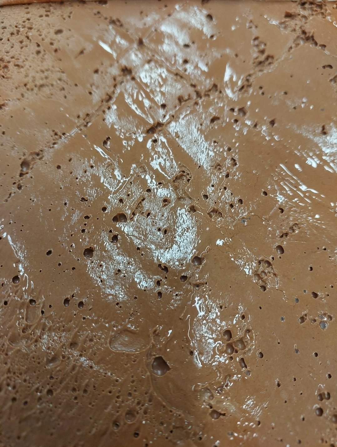 Superfície de uma ganache emulsionada: brilho uniforme, sem poça de gordura separada por cima