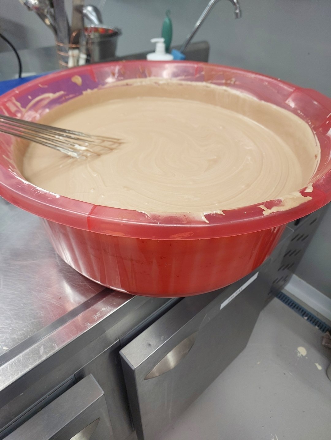 superfície contínua e uniforme da mousse batida, sem pontos claros dispersos (substituto aproximado: mousse de chocolate)