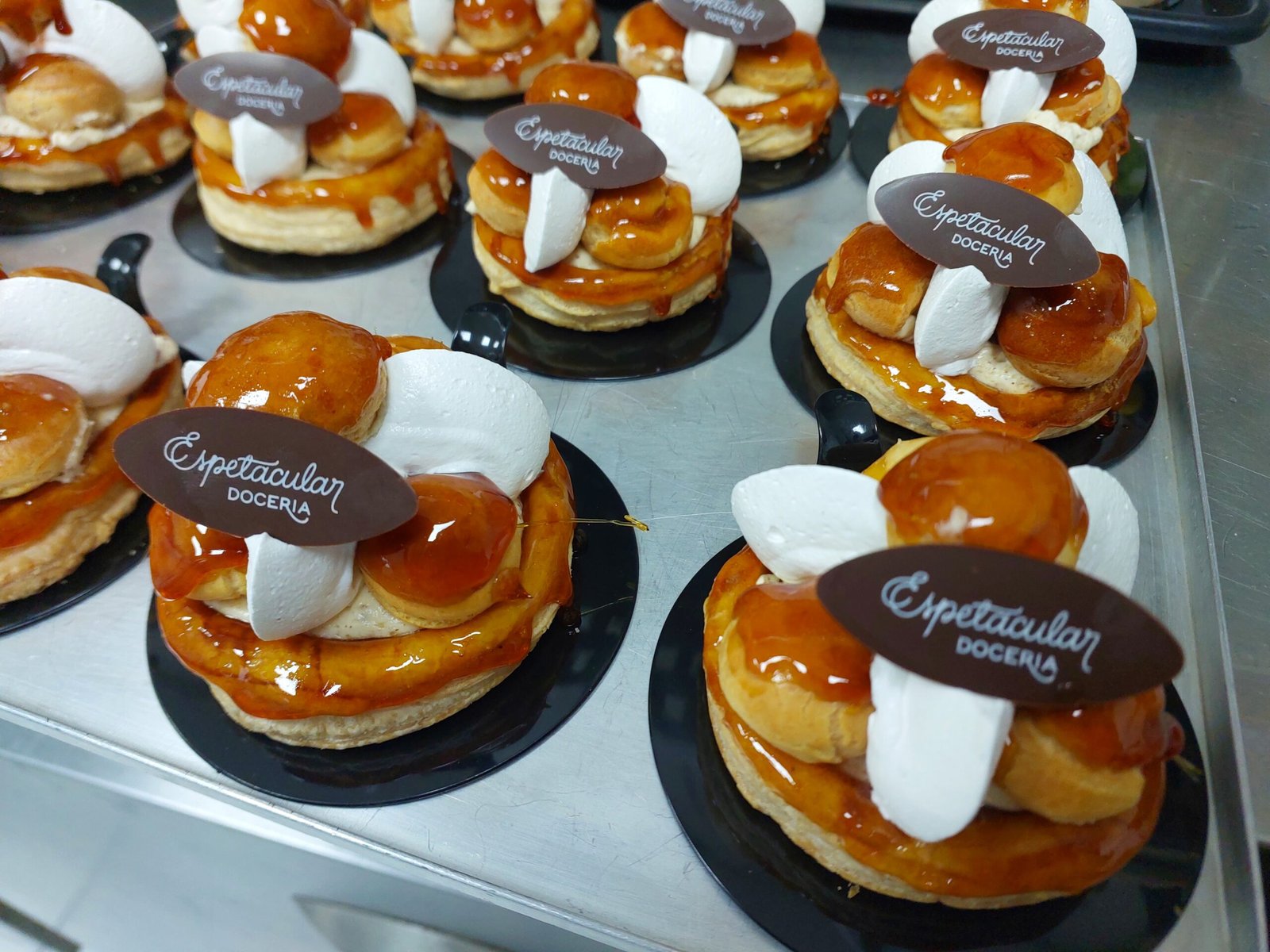 Caramelo dentro da janela âmbar: translúcido e brilhante, sem o tom escuro que traz amargor