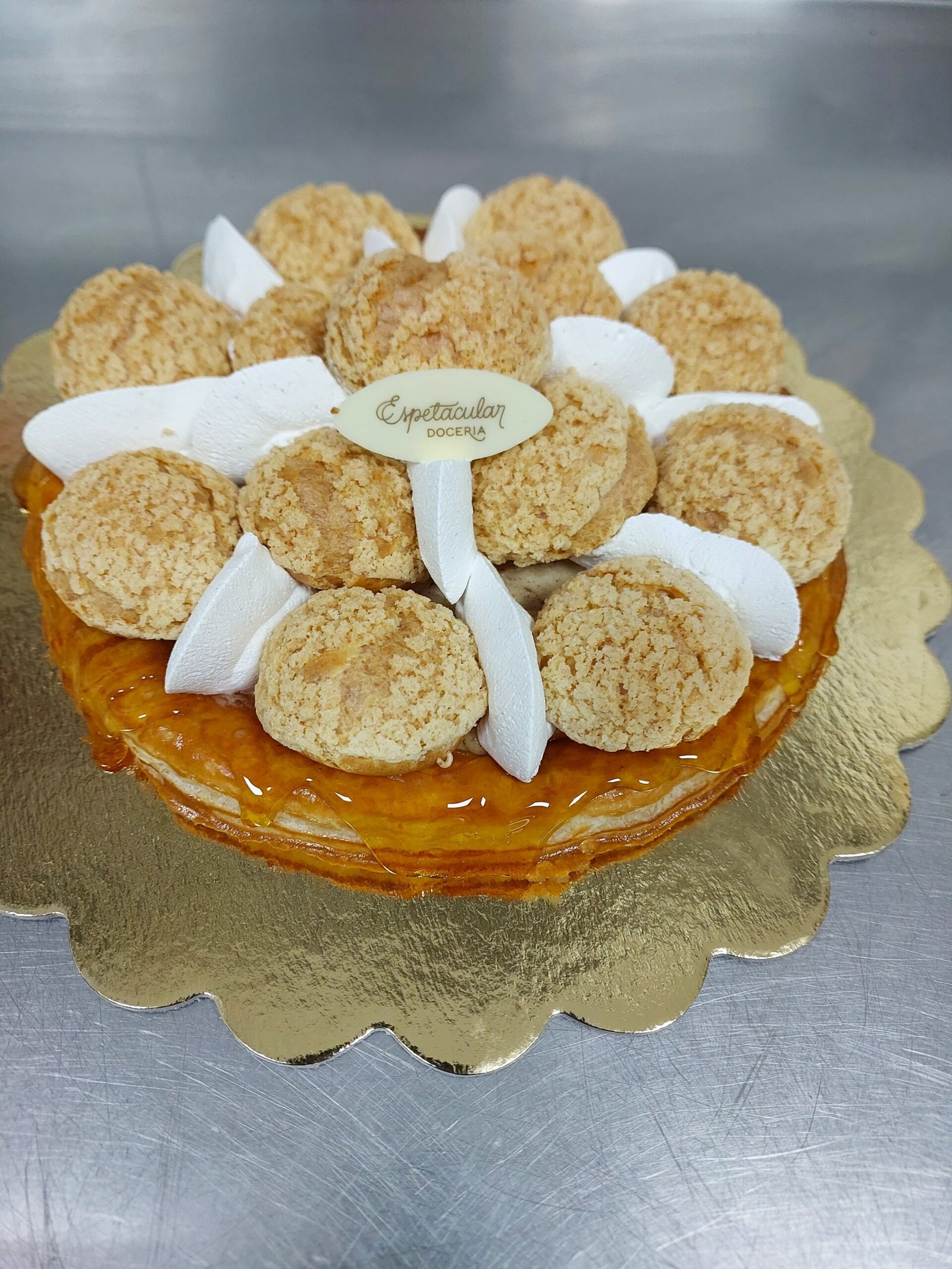 Caramelo em estado vítreo sobre a peça: superfície espelhada e ainda dura, antes de puxar umidade do ambiente