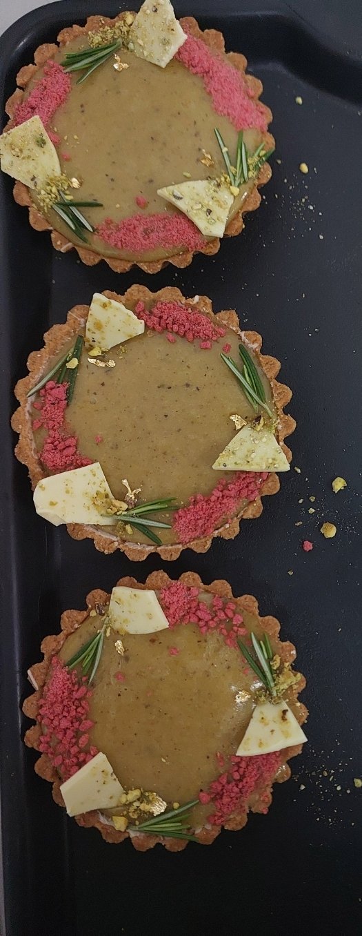 tarteletes de recheio cremoso liso vistas de cima, com a borda da massa formando a parede da peça