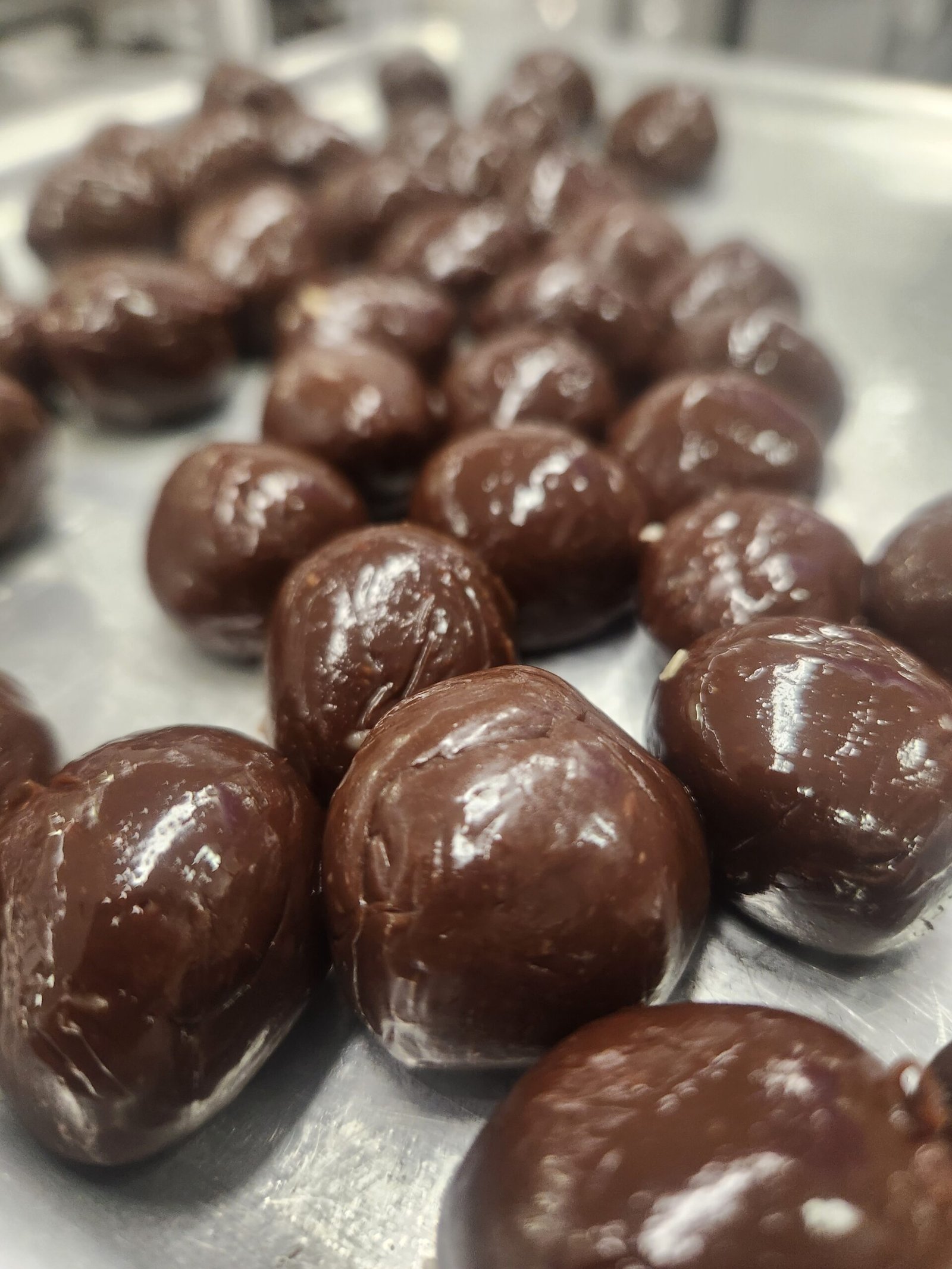 Brigadeiro no ponto de enrolar: bolinhas firmes e brilhantes que mantêm a forma