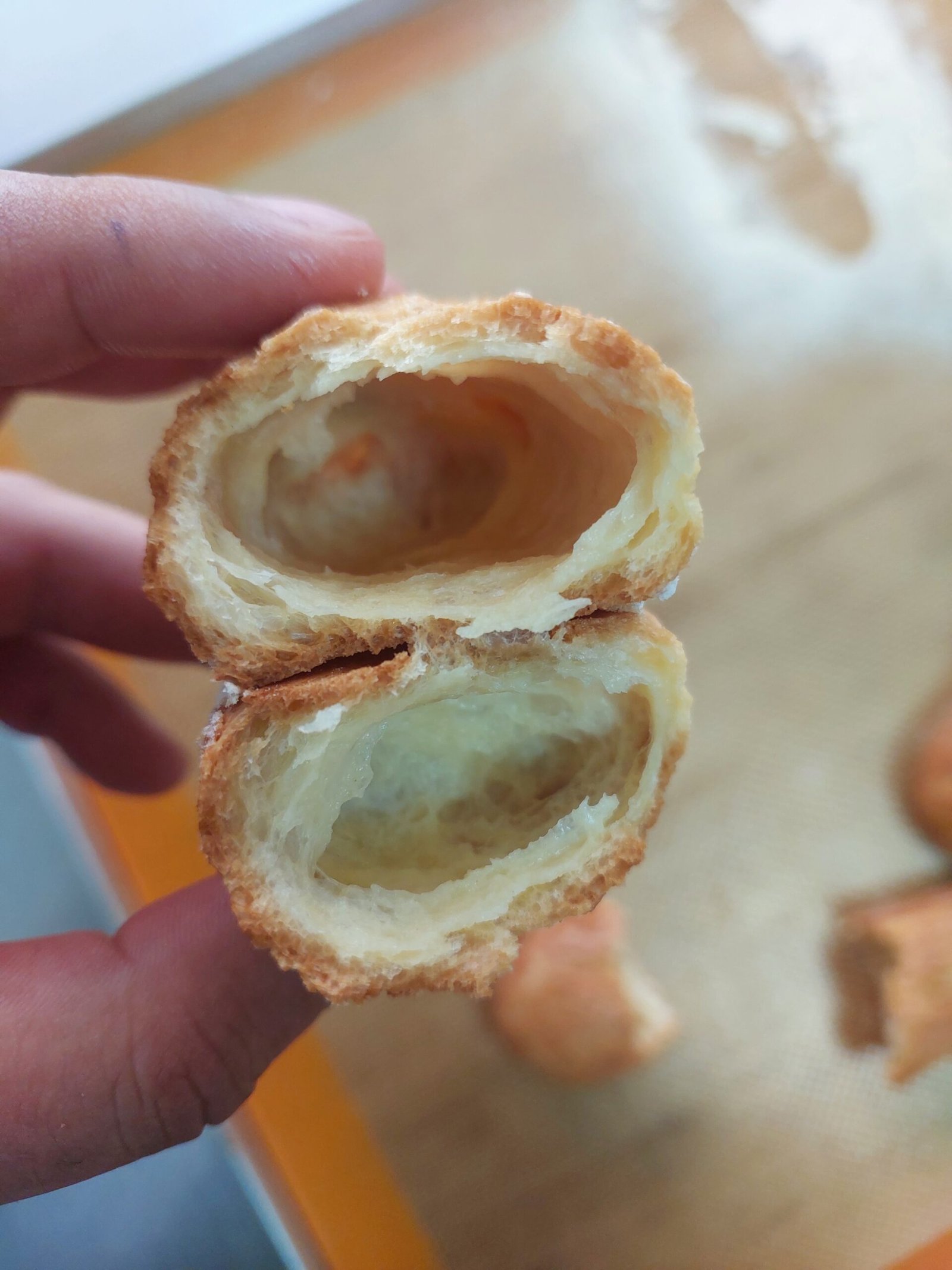 Choux partido ao meio: a cavidade formada pelo vapor e a parede fina que travou a estrutura.