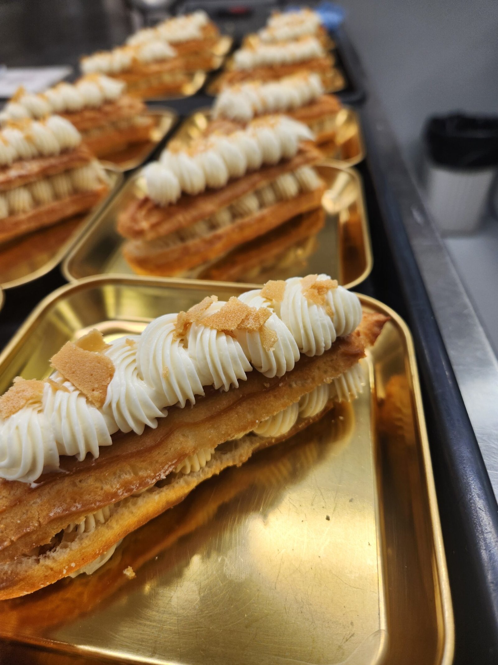 Éclair recheado, com o creme em contato direto com a parede interna da casca.