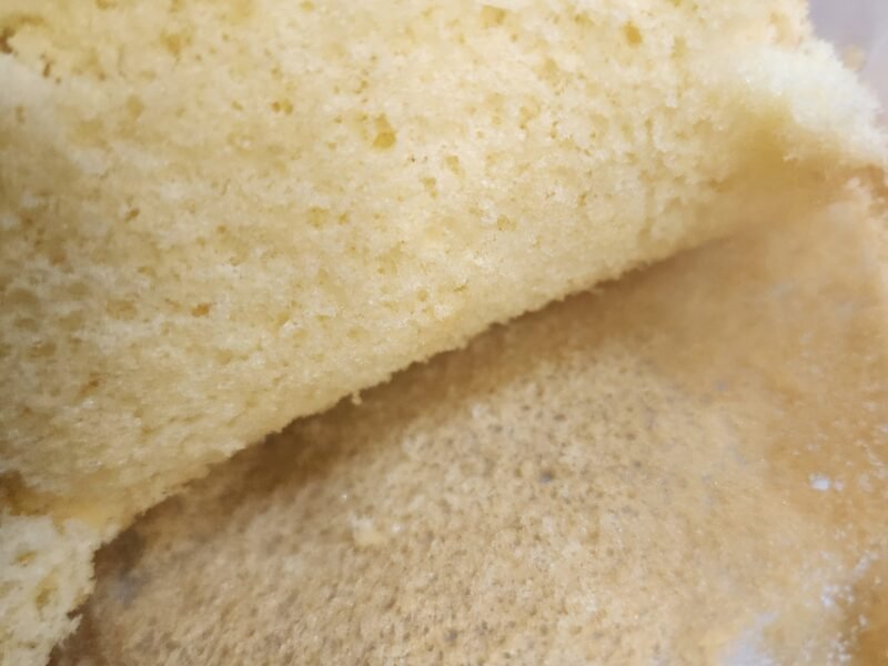 Miolo de pão de ló aberto: os alvéolos são as bolhas que o gás e o vapor inflam no forno e que precisam firmar no esfriamento