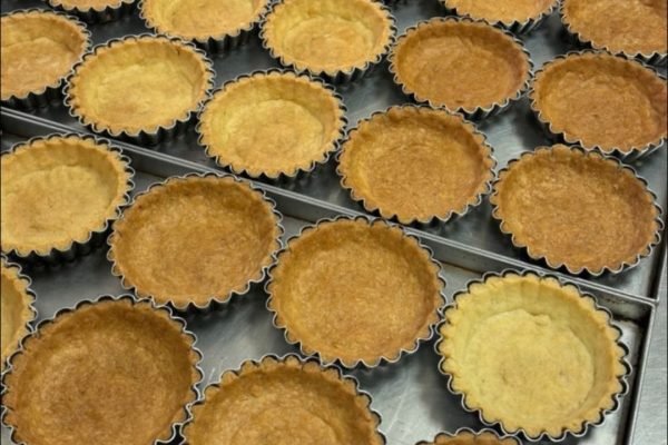 Fôrminhas de tarte já assadas, forma mantida sem encolhimento nas bordas