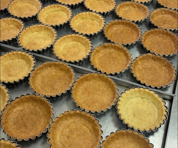 Fôrminhas de tarte já assadas, forma mantida sem encolhimento nas bordas