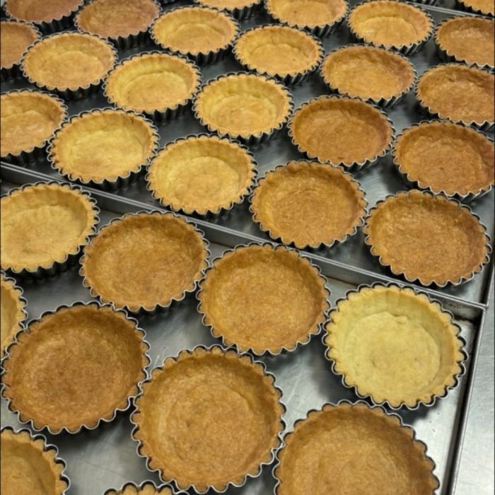 Fôrminhas de tarte já assadas, forma mantida sem encolhimento nas bordas