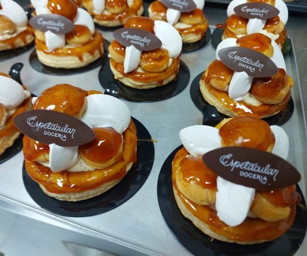 Caramelo dentro da janela âmbar: translúcido e brilhante, sem o tom escuro que traz amargor