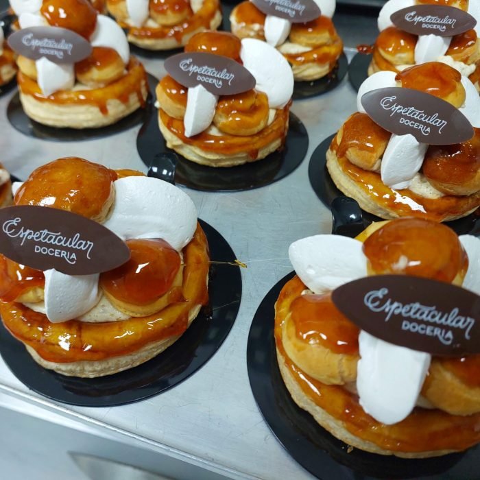 Caramelo dentro da janela âmbar: translúcido e brilhante, sem o tom escuro que traz amargor