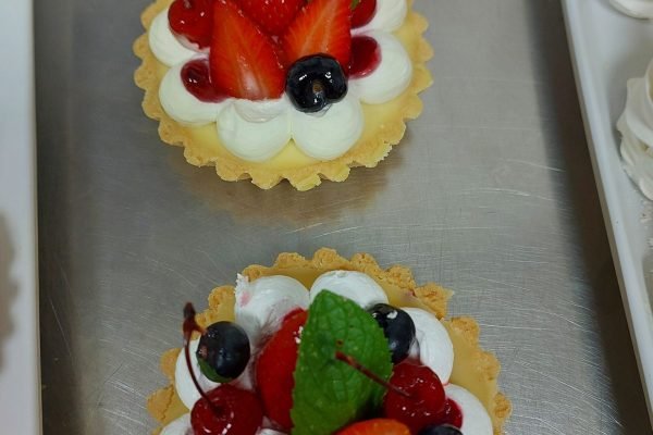 torta de frutas frescas fica com o fundo embatumado