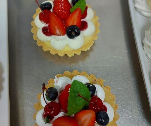 torta de frutas frescas fica com o fundo embatumado