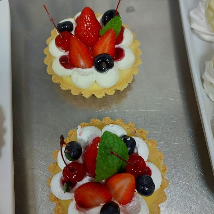 torta de frutas frescas fica com o fundo embatumado