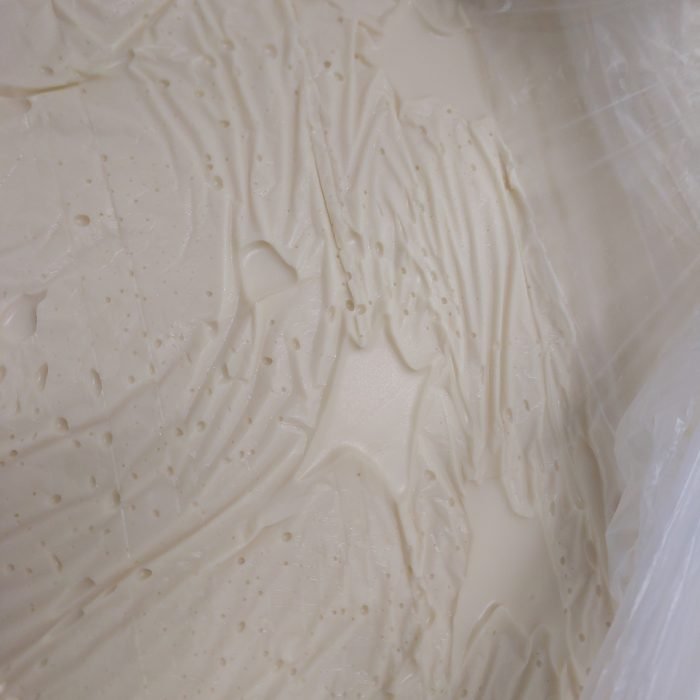 Uma camada de barreira de gordura firme e bem cristalizada é o que sela a umidade do bolo antes da pasta ser aplicada.